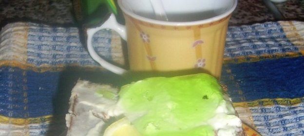 Шоколадное пироженое с желейной прослойкой