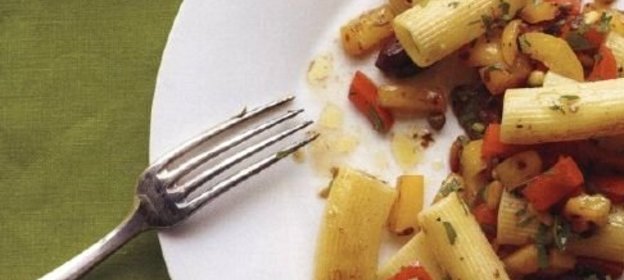 Макароны с орешками, оливками, каперсами и болгарским перцем