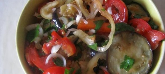 Салат из баклажанов и помидоров со сладким перцем