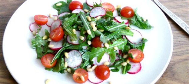 Руккола с редисом и помидорами