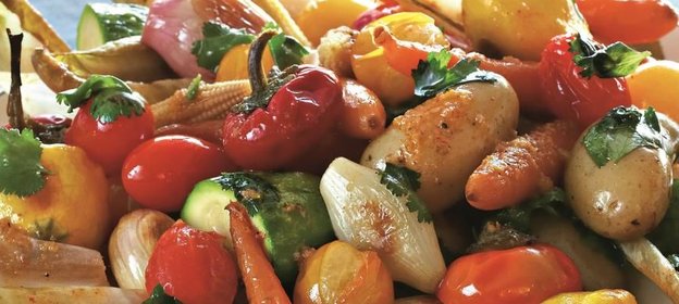 Теплый салат из мини-овощей и цикория