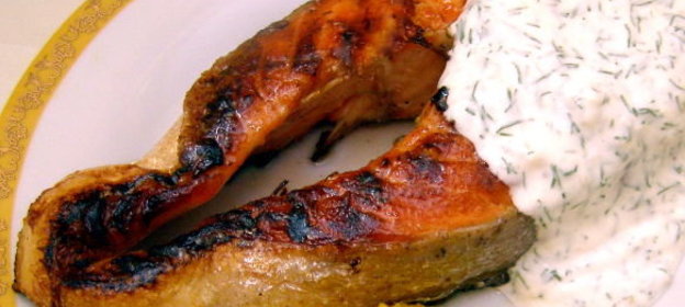 Стейк из форели под сметанным соусом