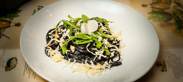 Черные спагетти с лососем