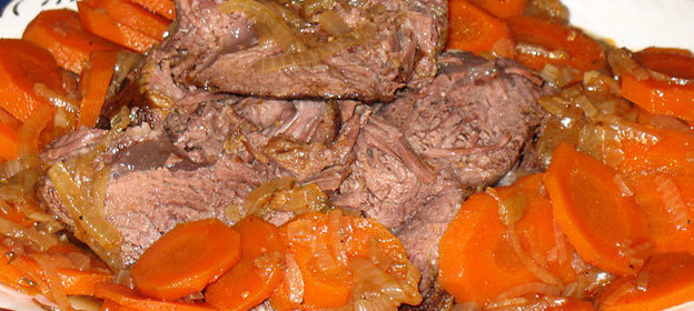 Жаркое из говядины в луковом соусе по традиционному рецепту еврейской кухни