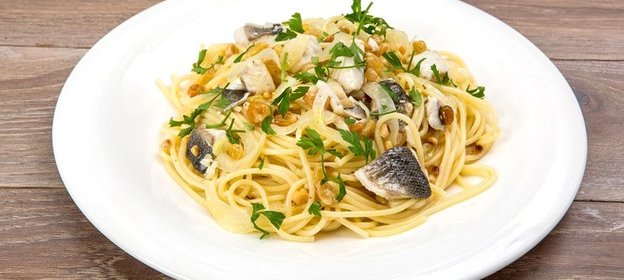 Спагетти с сибасом, изюмом и кедровыми орешками