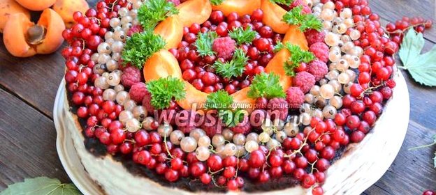 Бисквитный торт с ягодами и шоколадом