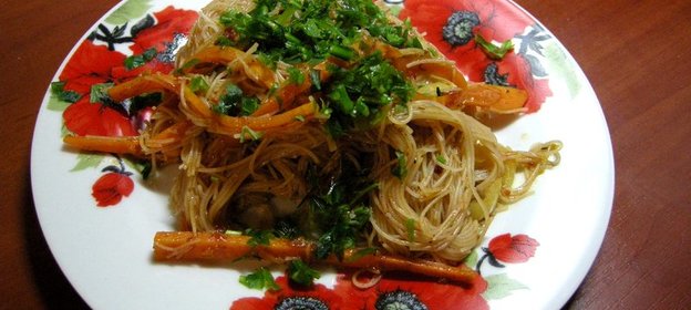 Рисовая лапша, обжаренная с овощами