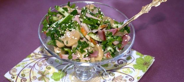 Сочный салат с варено - копченым балычком