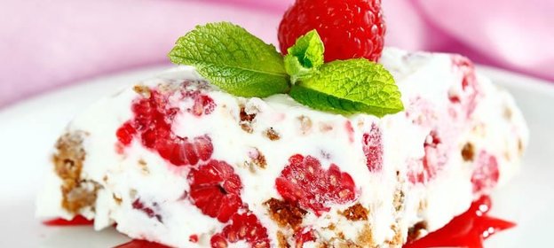 Семифредо из рикотты с малиной и миндальным печеньем