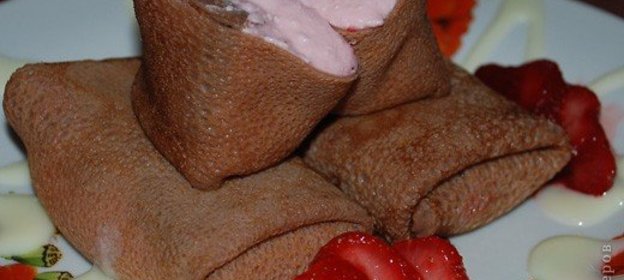 Шоколадные блинчики с творожно-клубничной начинкой