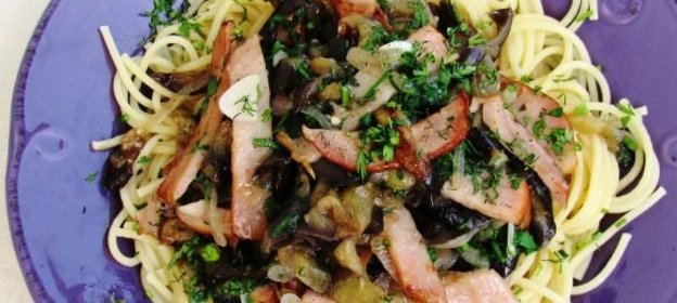 Спагетти с баклажанами и ветчиной