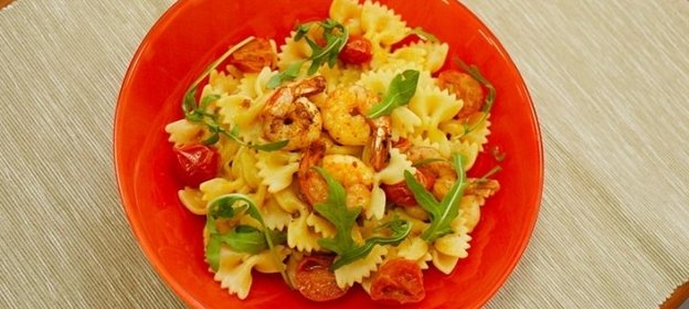 Паста с креветками и черри