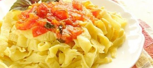Домашняя паста с томатным соусом и базиликом