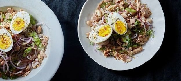 Салат с тунцом, белой фасолью и яйцом