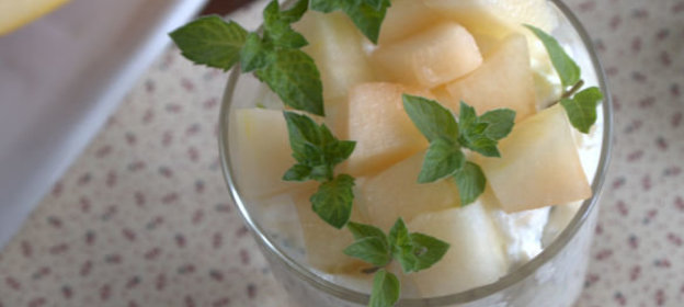 Творожно-мятный десерт с дыней