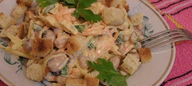 Салат с фасолью и сухариками