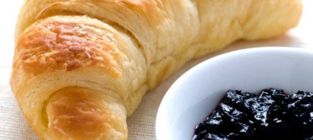 Теплый черничный соус