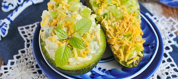 Яичный салат в авокадо