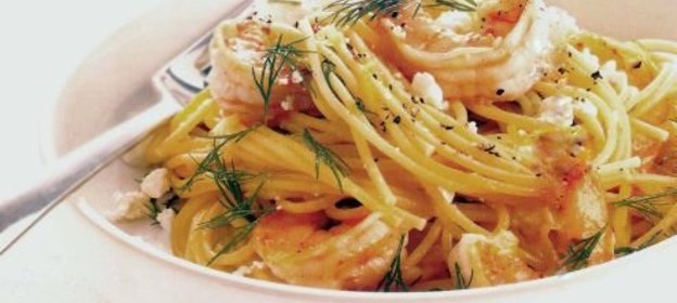 Спагетти с креветками, фетой и укропом