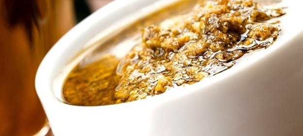 Острый соус из фиников с кедровыми орехами и зеленью