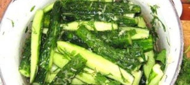 Салат из малосольных огурцов, чеснока и зелени