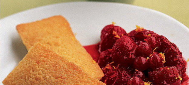 Миндальные кексики и жареные ягоды