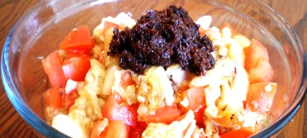 Салат с баклажанами, помидорами и луком