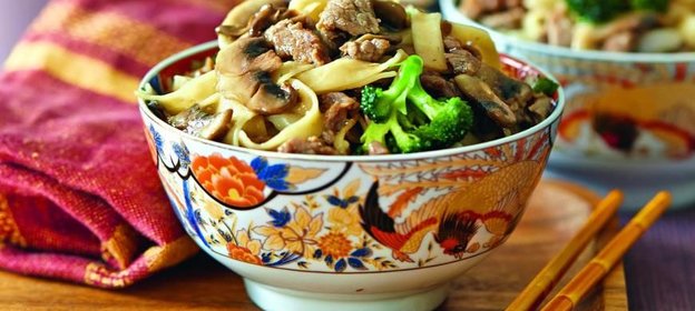 Говядина с лапшой и овощами по-китайски