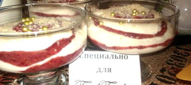 Слоеный бело-розовый десерт