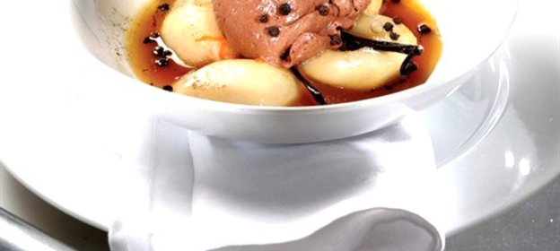 Запеченные груши с шоколадным мороженым и оливковым маслом