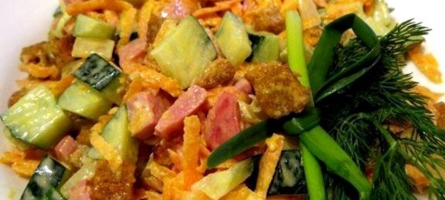 Салат Обжорка с колбасой