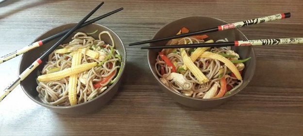 Лапша с овощами и курицей