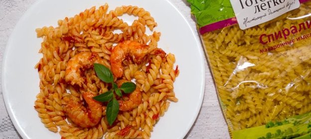 Паста с креветками и соусом из вяленых помидоров