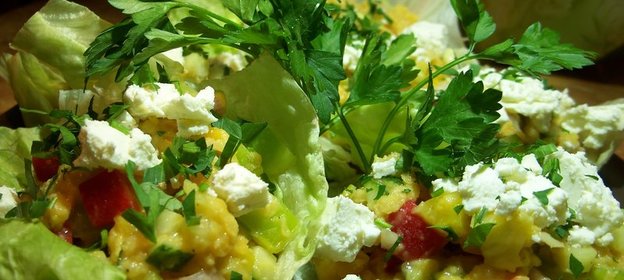 Салат из чечевицы с брынзой и овощами