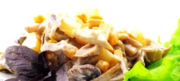 Фруктовый куриный салат с ананасами и кокосом