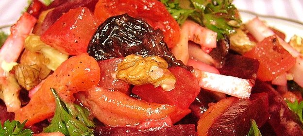 Салат с горчицей и сухофруктами