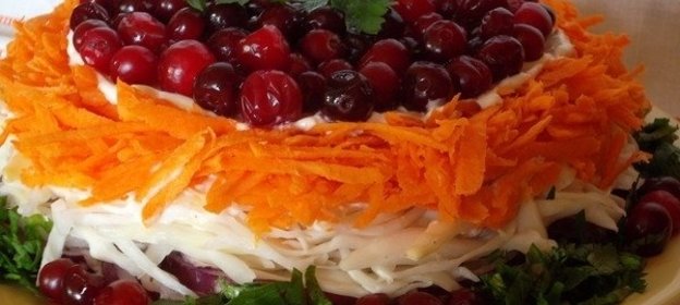 Мясной салат с ягодами