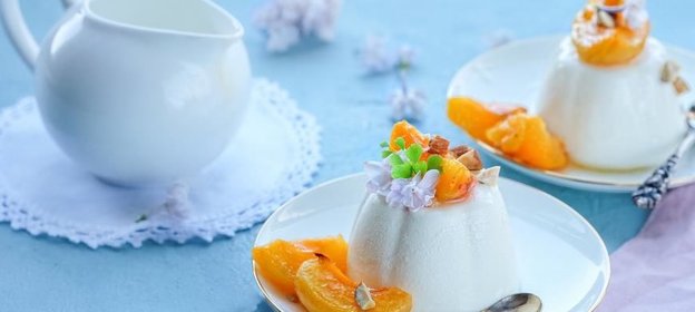 Паннакота с абрикосами в легком сиропе с миндалем