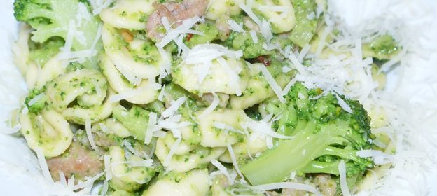 Паста с колбасками и брокколи