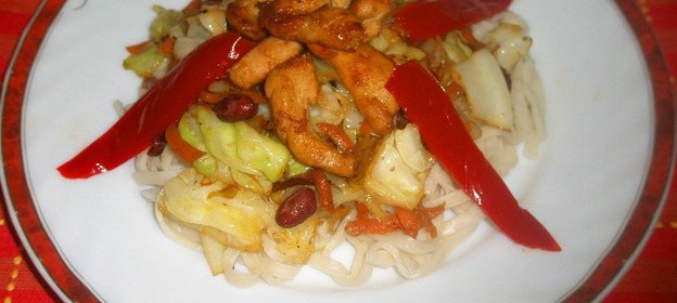Китайская лапша с куриной грудкой и овощами