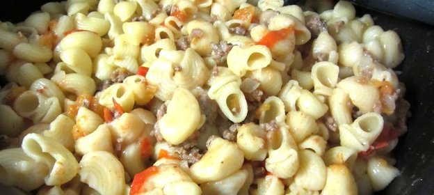 Макароны с фаршем и помидорами