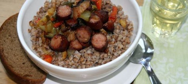 Гречневая каша с копченостями