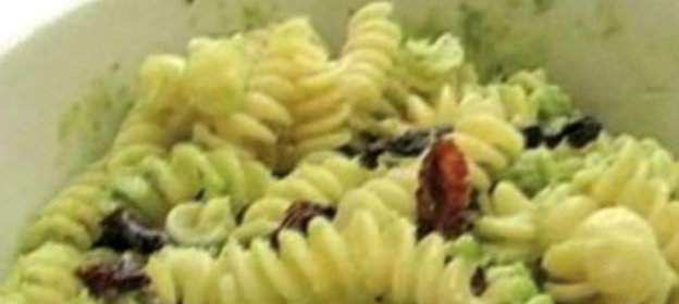 Макароны с соусом песто