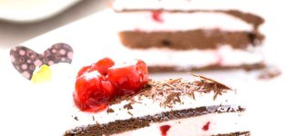 Шоколадный торт с домашним сыром и вишней