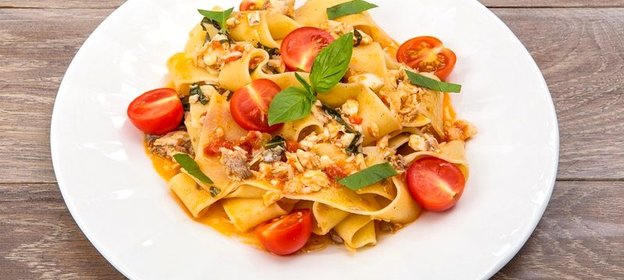 Паста с дорадой и помидорами черри