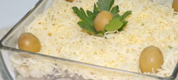 Салат с опятами, фасолью и оливками