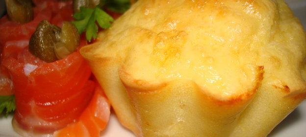 Закусочные сырные кексики с камамбером и копченым лососем