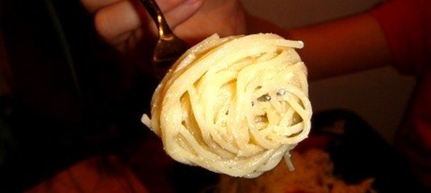 Паста с соусом из малосольного лосося