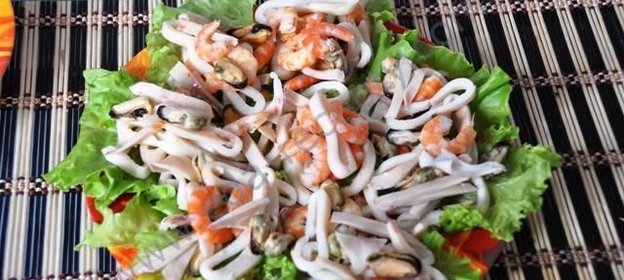 Теплый салат с креветками и морепродуктами