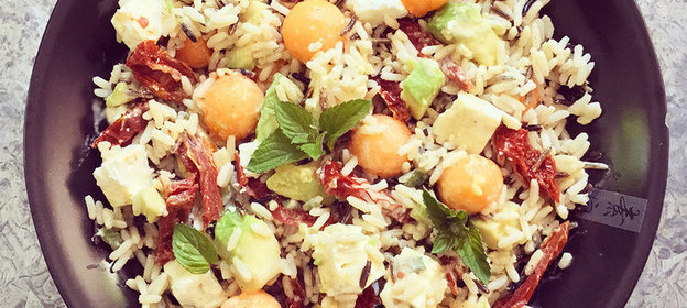 Рисовый салат с дыней и авокадо